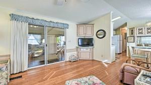 Relaxing Home Pool Access and Screened-In Porch!