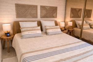 Chalet Californien rénové, superbe piscine dans la résidence, central, ST Tropez 7km!