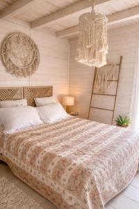 Chalet Californien rénové, superbe piscine dans la résidence, central, ST Tropez 7km!