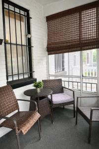 Spacious Duplex Walk to Market