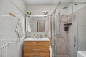 Cozy Apartment near Airport & City Center with Private Garden