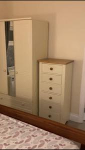 MeadowView Apartment B - 2 mins walk to Carrigaline town, sleeps 4