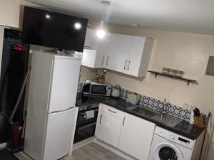 MeadowView Apartment B - 2 mins walk to Carrigaline town, sleeps 4