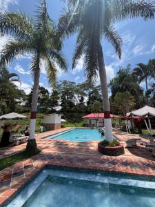 Hospedaje con acceso al rio y piscina en finca la fortuna con piscina, amplias zonas sociales y verdes