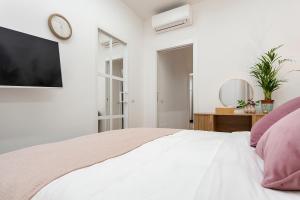 ESCANDAR SUITE Metro GAMBARA 1 min