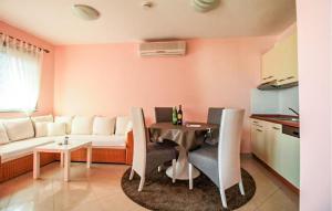 Gorgeous Apartment In Makarska With Wifi