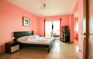 Gorgeous Apartment In Makarska With Wifi