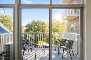 Brady St Oasis - Walkable & Quiet Neighborhood + Private Balcony - Sleeps 5