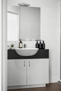 LaneStay - 3B2B Bright Apartment with Free Parking