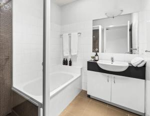 LaneStay - 3B2B Bright Apartment with Free Parking