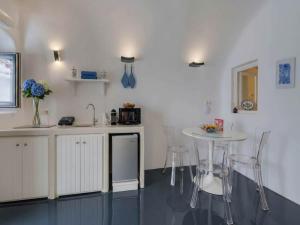 Fira Retreat with Sea Views