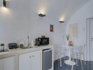Fira Retreat with Sea Views