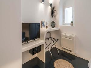 Fira Retreat with Sea Views