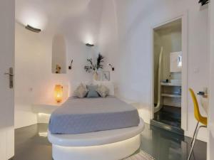 Fira Retreat with Sea Views
