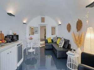 Fira Retreat with Sea Views