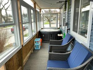 Hot Tub, Walk to Caesars, Free Parking, Sleeps 8