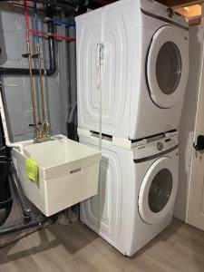 Hot Tub, Walk to Caesars, Free Parking, Sleeps 8