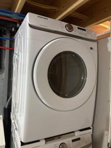 Hot Tub, Walk to Caesars, Free Parking, Sleeps 8