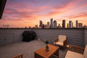 Skyline Views with Garage Parking 10 minutes from Downtown, NRG Stadium and Medical CTR