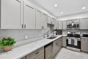 Brand New Luxury Condo 3 King Beds Sleeps 6