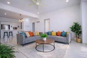 High Floor Seaview 2BR suites with Pool Sauna & Bathtub Near Gurney George Town Jazz Suites 253A