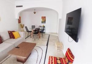 Entire Apt with Pool, Steps from Jardin Majorelle, Free Parking & WiFi