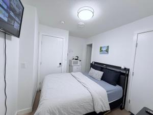 Cozy Private Room Near Calgary Airport with Parking