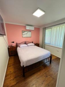 Fragrant Homes-68B independent aircon room, with 65’TV, queen size beds, rest sofa, built in wardrobe