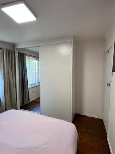 Fragrant Homes-68B independent aircon room, with 65’TV, queen size beds, rest sofa, built in wardrobe