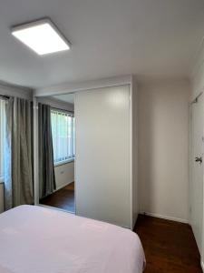 Fragrant Homes-68B independent aircon room, with 65’TV, queen size beds, rest sofa, built in wardrobe