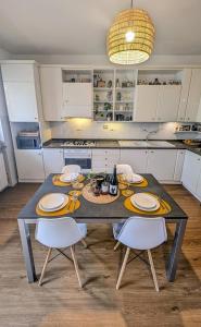 Palms Rooms - Soulful Boho Home 300m from Beach