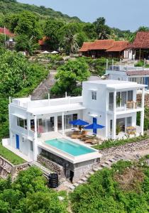 3BR Ocean View, Glass Pool, Greek Style Villa