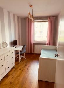 Modern 2BR Apartment for 4 Parking Warsaw Wola