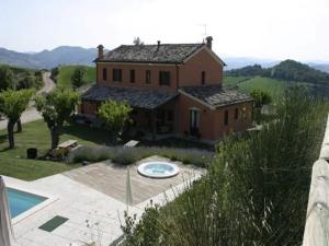 Rustic holiday home in Urbania with bubble bath