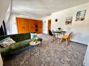 Top Lage Ferienwohnung für 5 Personen - fußläufig zum Strand "Kajüte 10" mit Balkon