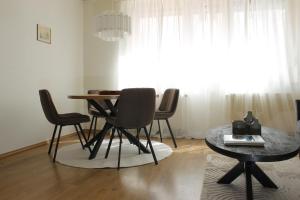 Zentral gelegene Wohnung im Erdgeschoss für 3 Personen - Küche, Waschmaschine, zwei Schlafzimmer