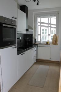 Zentral gelegene Wohnung im Erdgeschoss für 3 Personen - Küche, Waschmaschine, zwei Schlafzimmer