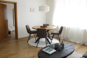 Zentral gelegene Wohnung im Erdgeschoss für 3 Personen - Küche, Waschmaschine, zwei Schlafzimmer