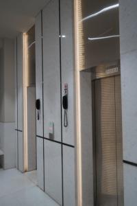 AeroLuxe Suite 5 min from Airport Premium Studio