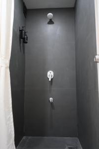 AeroLuxe Suite 5 min from Airport Premium Studio