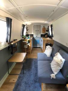 Cozy Narrowboat on Regents Canal