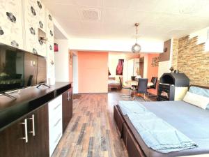 Sea Star to the Sea Garden-Studio