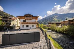 RIVERSIDE RAURIS APARTMENTS