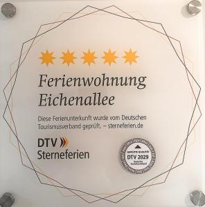 Traumhafte Ferienwohnung am Park, großer Balkon, voll ausgestattete Küche, Schreibtisch, WiFi, Smart TV, Carport, Wallbox, Fahrräder
