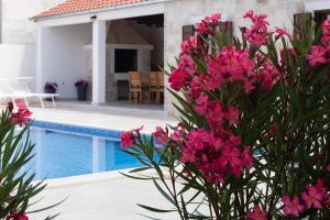 APARTMENT 3 Villa Stella Deluxe with a heated swimming pool, jacuzzi, sauna and BBQ