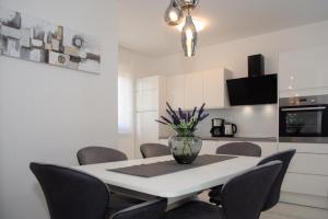 APARTMENT 3 Villa Stella Deluxe with a heated swimming pool, jacuzzi, sauna and BBQ