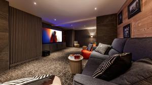 Luxury chalet - fireplace heated pool & sauna