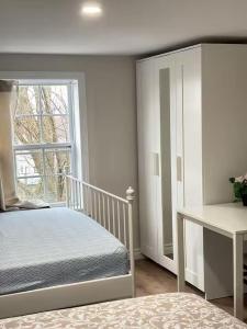 Bright Ensuite Room with 2 Queen Beds-3A