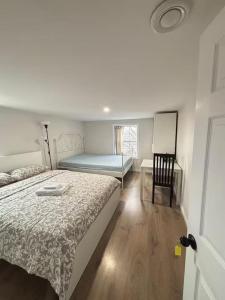 Bright Ensuite Room with 2 Queen Beds-3A
