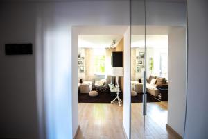 Modern & Sunny 2BR - Nivy Bus Station 2min - Fast Wifi - Balcony with view - Close to old town